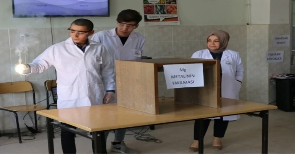 Lise Öğrencilerinden Kimya Bilimini Sevdirme Etkinliği
