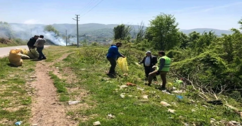 Mahalle Sakinleri Çevreyi Temizledi