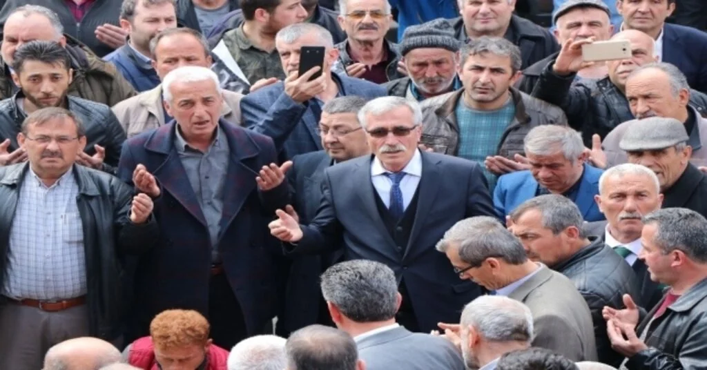 Makam Kapısını Kaldırdı, Balkon Konuşması Yaparak Kabullere Başladı
