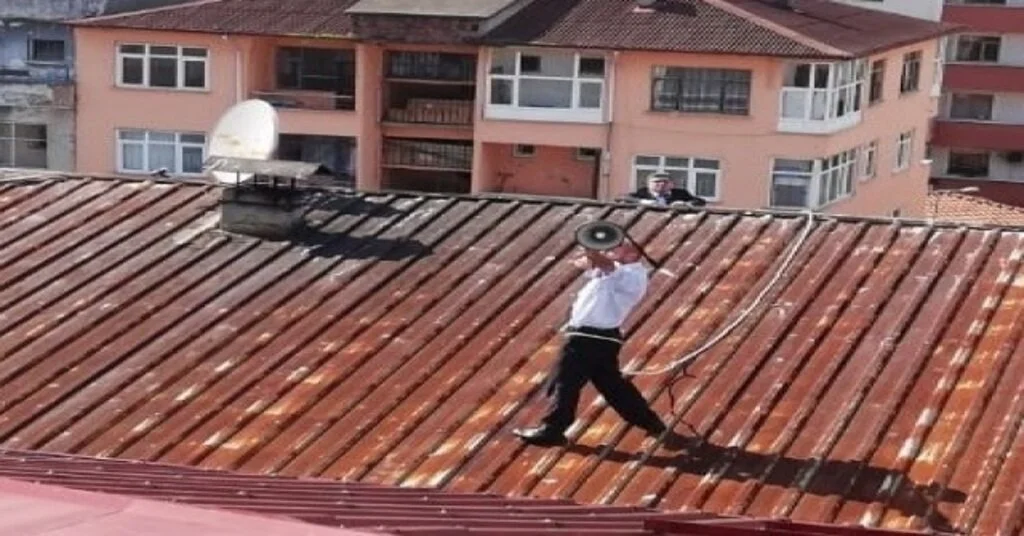 Megafon İle Çatıya Çıktı, İntihar Girişiminde Bulundu