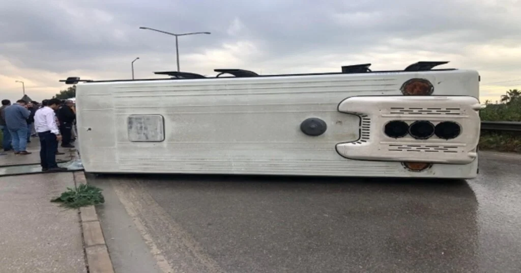 Mersinde İşçileri Taşıyan Midibüs Devrildi: 6 Yaralı