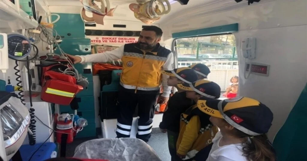 Minik Öğrenciler Ambulansı İnceledi