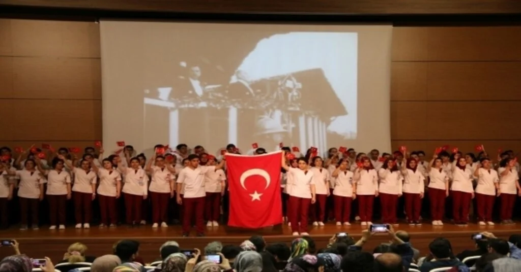 Nevülü Hemşirelik Bölümü Öğrencileri Üniformalarını Törenle Giydi