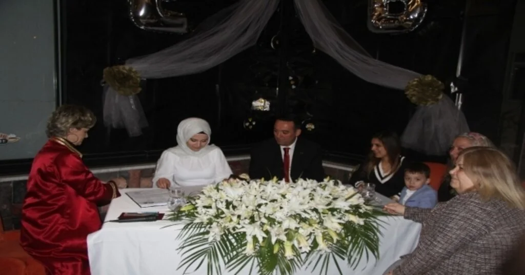 Nikahında Baskıya Dayanamayan Polis Damat Ayağını Gelinin Önüne Uzattı