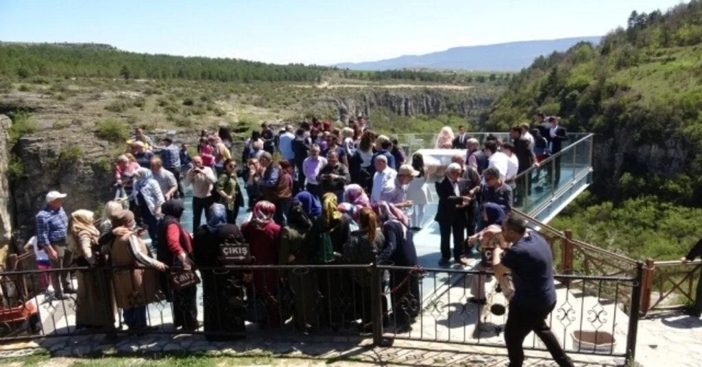 Nikahları 80 Metre Yükseklikteki Cam Terasta Kıyıldı