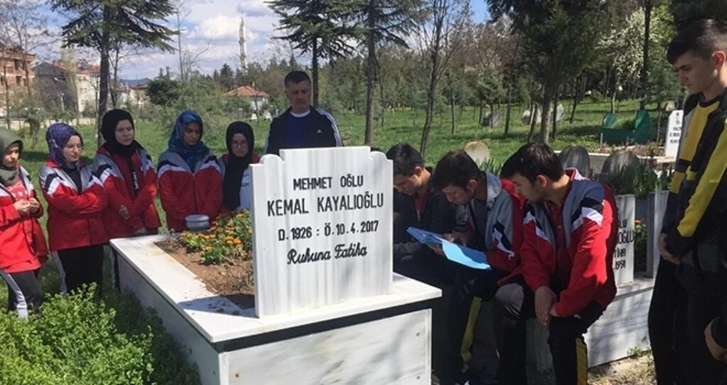 Öğrenciler "Hayırsever Dede"yi Unutmadı
