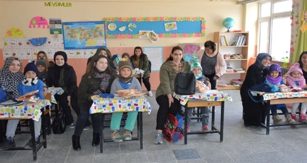 Öğrencilerden Miniklere Hediye
