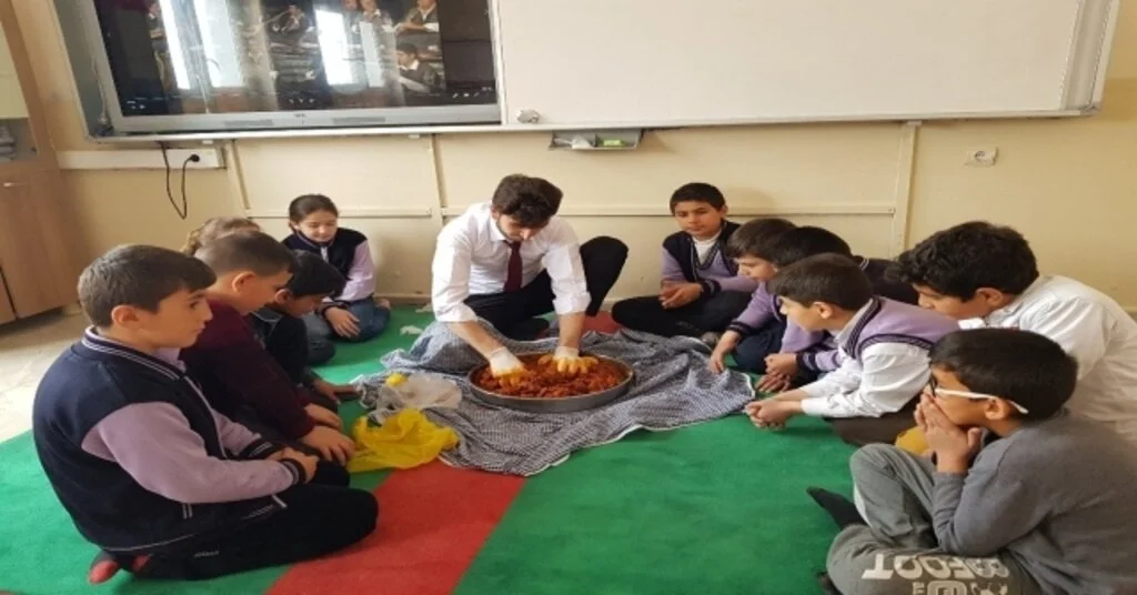 Öğrencilerine Sınıfta Çiğ Köfte Yoğurdu