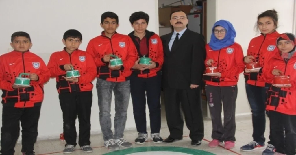 Okul Koridorundan Floor Curling Sahası, Peynir Bidonu, Kapı Kolu Ve Betondan Curling Topu
