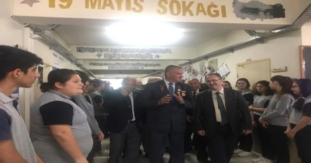 Okulun Koridorlarını Sokağa Çevirdiler
