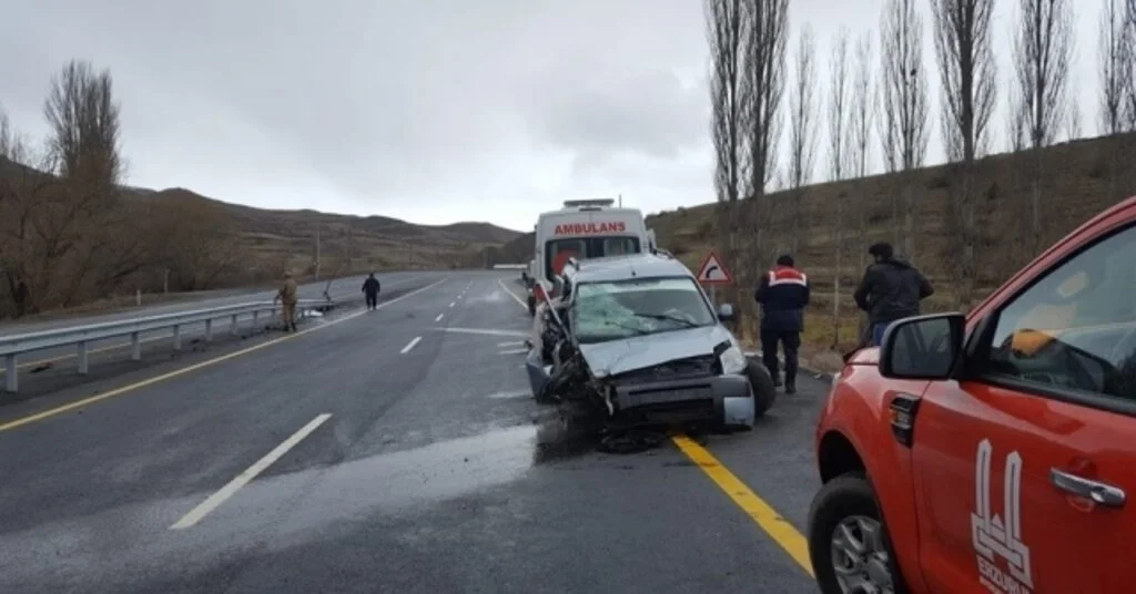 Oltuda Trafik Kazası: 3 Yaralı