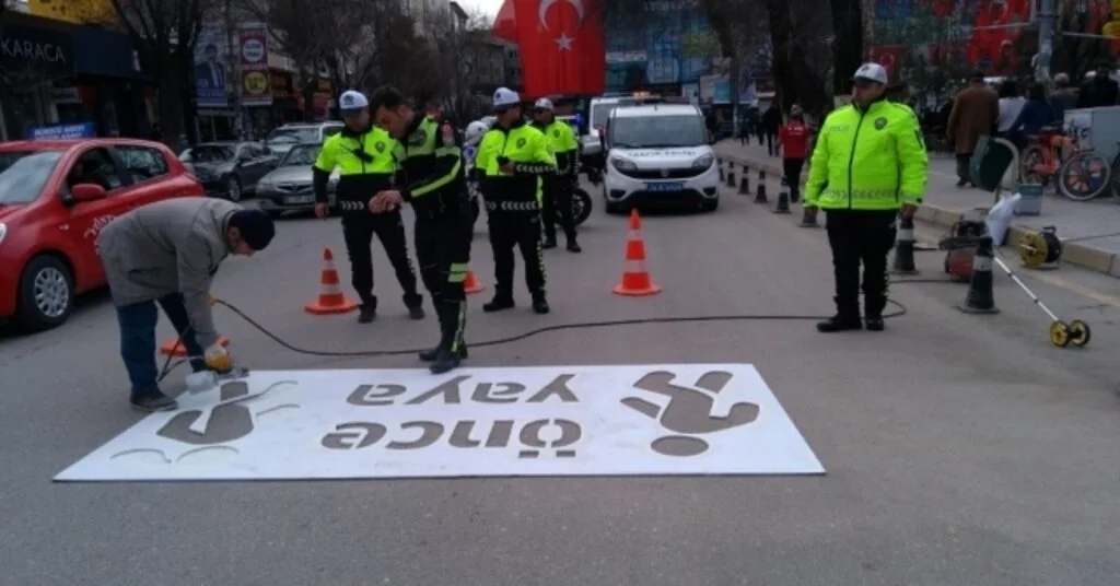 Öncelik Hayatın, Öncelik Yayanın