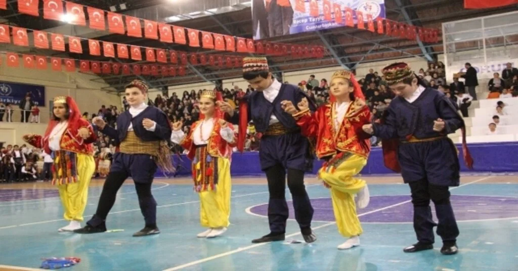 Otizmli Çocuklardan Zeybek Gösterisi