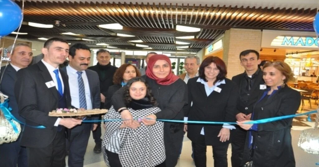 Otizmli Öğrencilerin Yaptığı Ağaç Tablo Ve Objeler Sergisi Esas67 Burda Avmde Açıldı