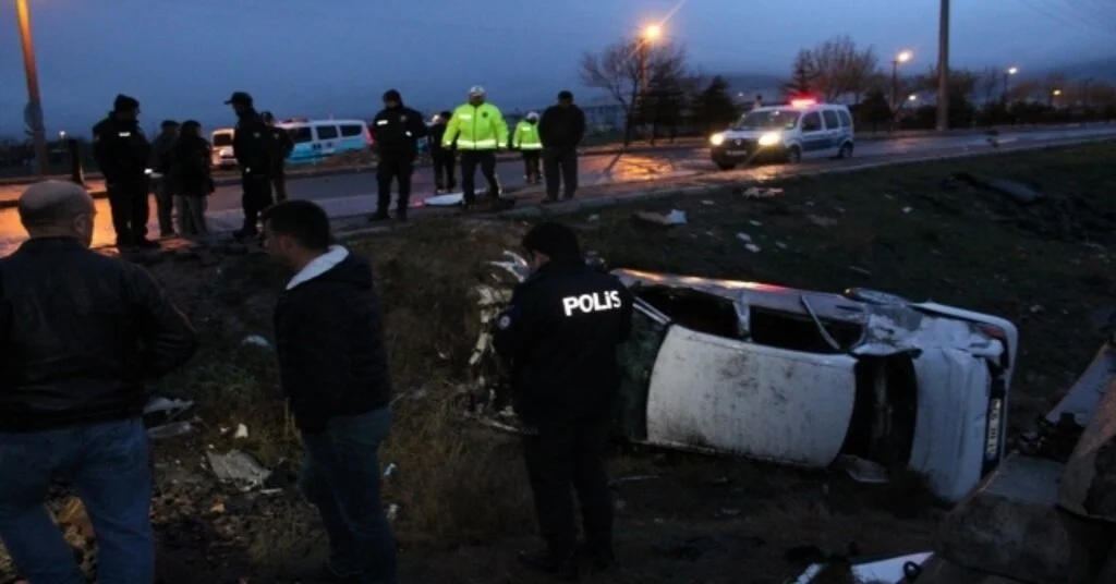 Otomobil Hemzemin Geçitte Trene Çarptı: 1 Ölü