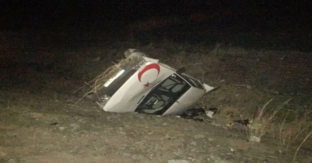 Otomobil Şarampole Devrildi: 3 Yaralı