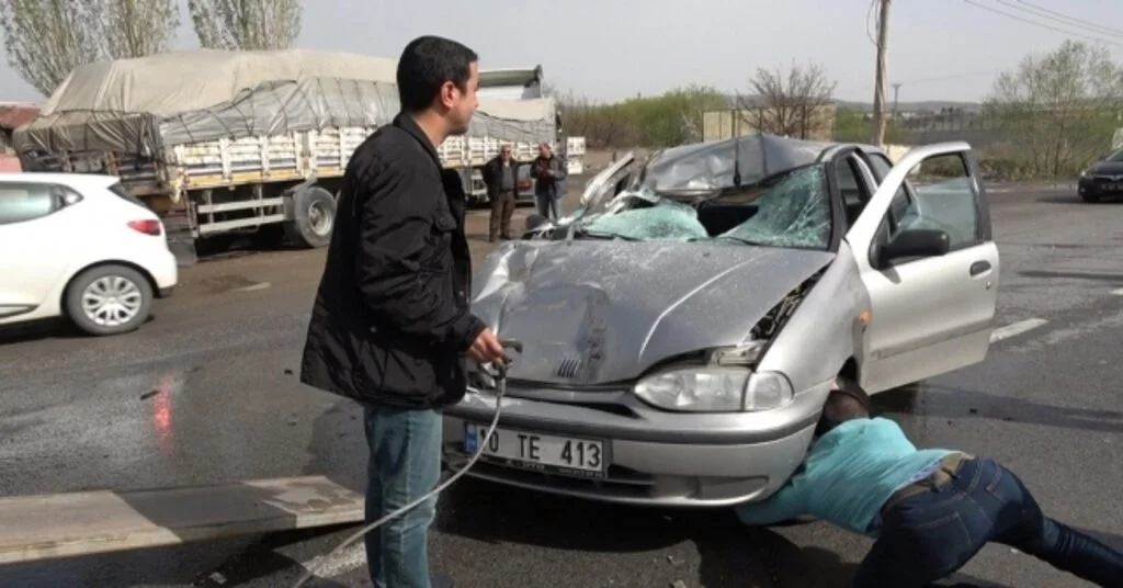 Otomobiliyle Tıra Arkadan Çarptı: 2 Yaralı