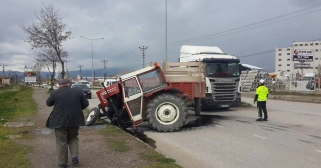 Otomobille Çarpışan Traktör İkiye Ayrıldı