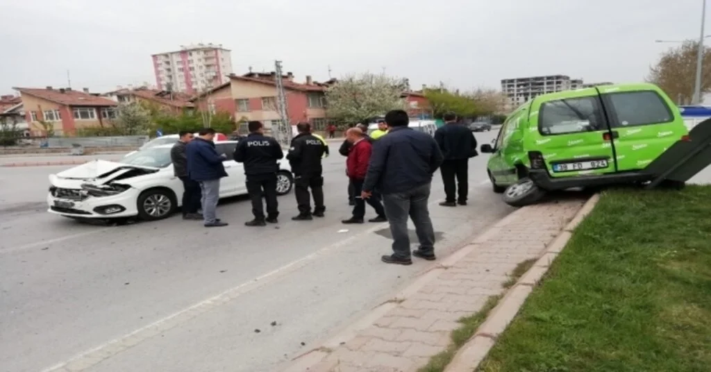 Otomobiller Çarpıştı: 3 Yaralı