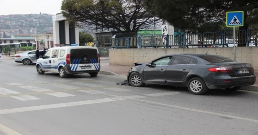Otomobiller Kavşakta Çarpıştı: 2 Yaralı