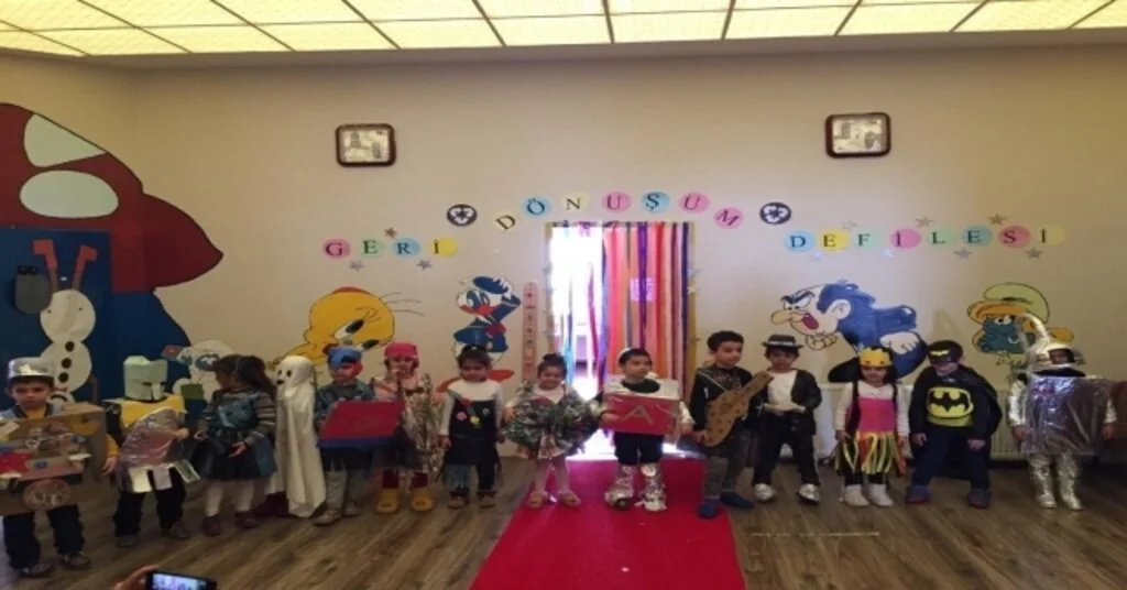 Ovacıklı Minikler, Geri Dönüşüm Defilesi İle Çevre Beratı Aldı
