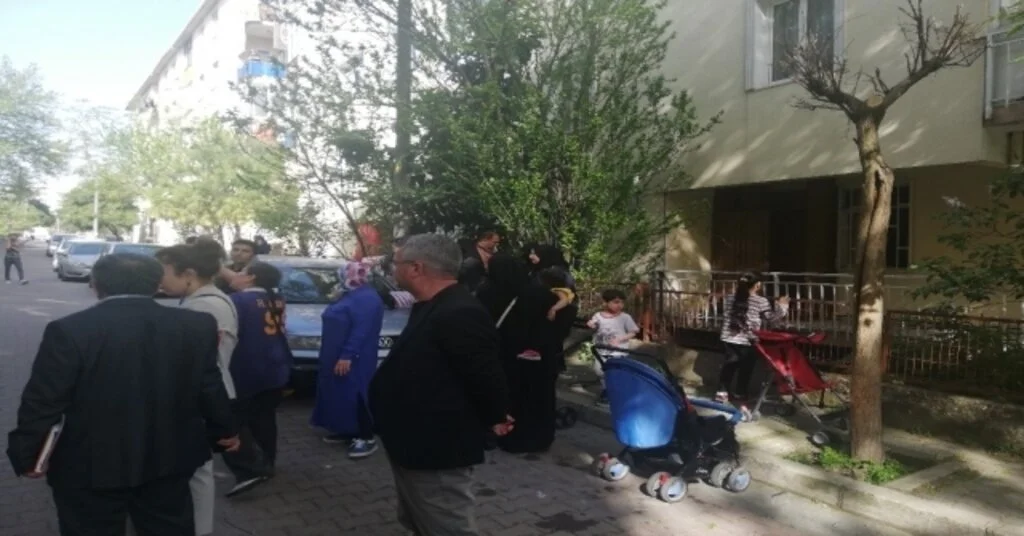 (Özel) Avcılarda Giriş Katta Duvarı Çöken Bina, Boşaltıldı