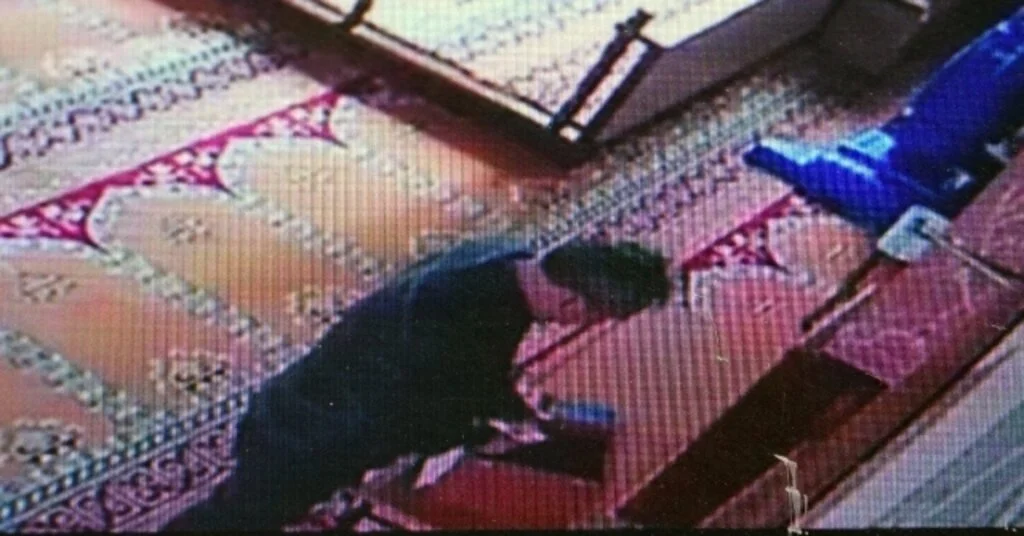 (Özel) Namaz Kılmak İçin Geldi, Vazgeçip Sadaka Kutusundaki Paraları Çaldı
