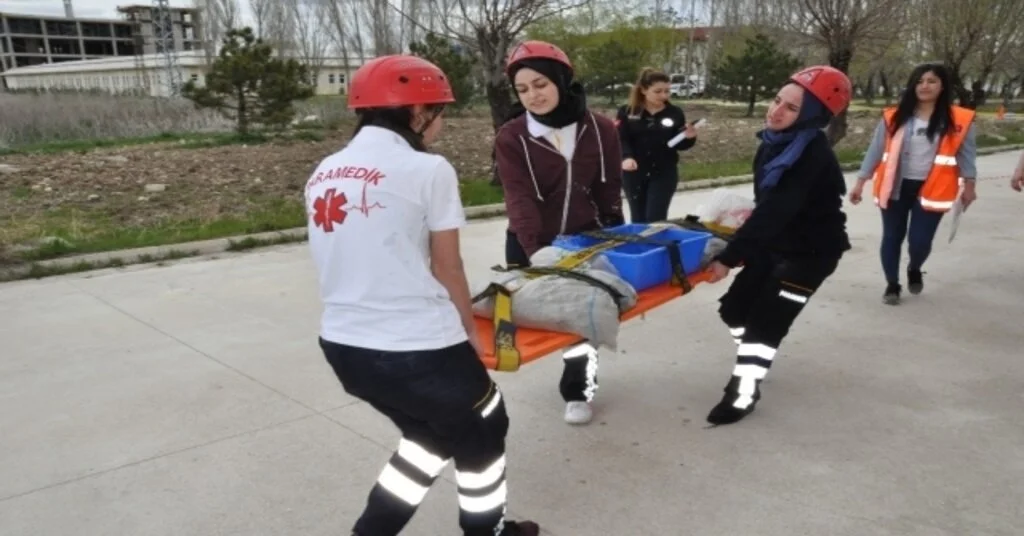 Paramedik Öğrencileri Zorlu Parkurlarda Hayat Kurtarmaya Çalıştı