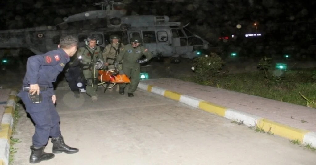 Paraşütle Kayalıklara Düşen Genci Askeri Helikopter Kurtardı