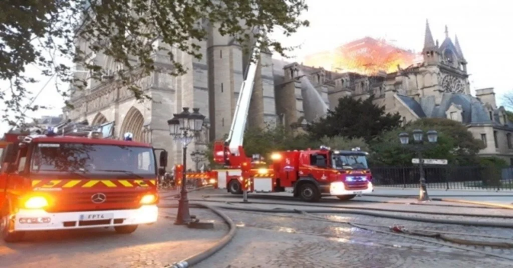 Paris İtfaiyesi Notre Dame Katedralindeki Yangına Müdahale Anlarını Paylaştı