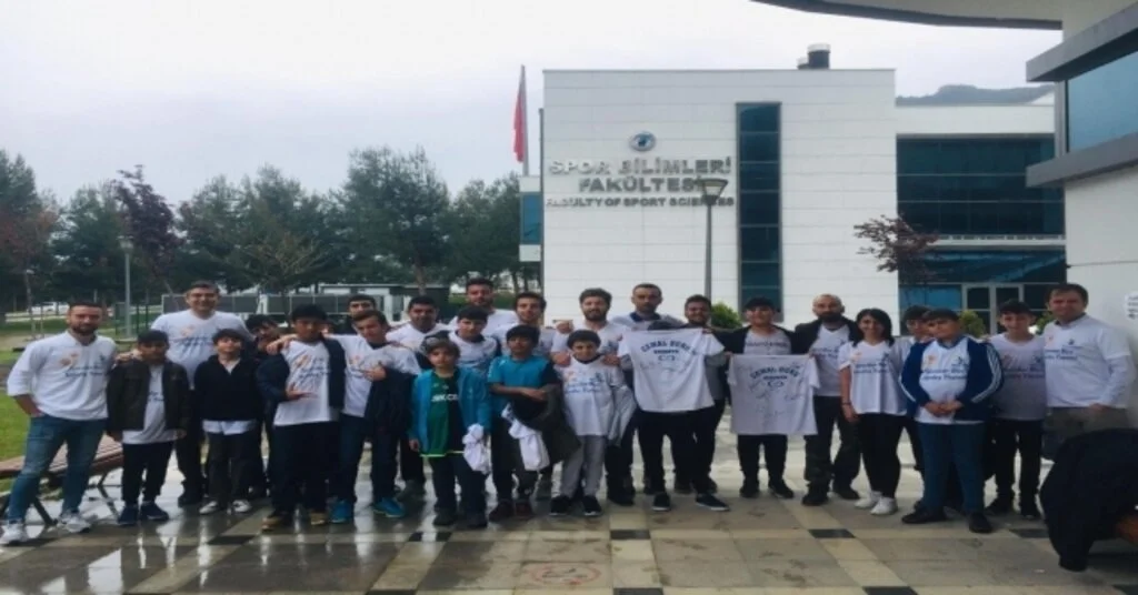 Paülü Öğrenciler Çocuklarla Basket Maçına Gitti