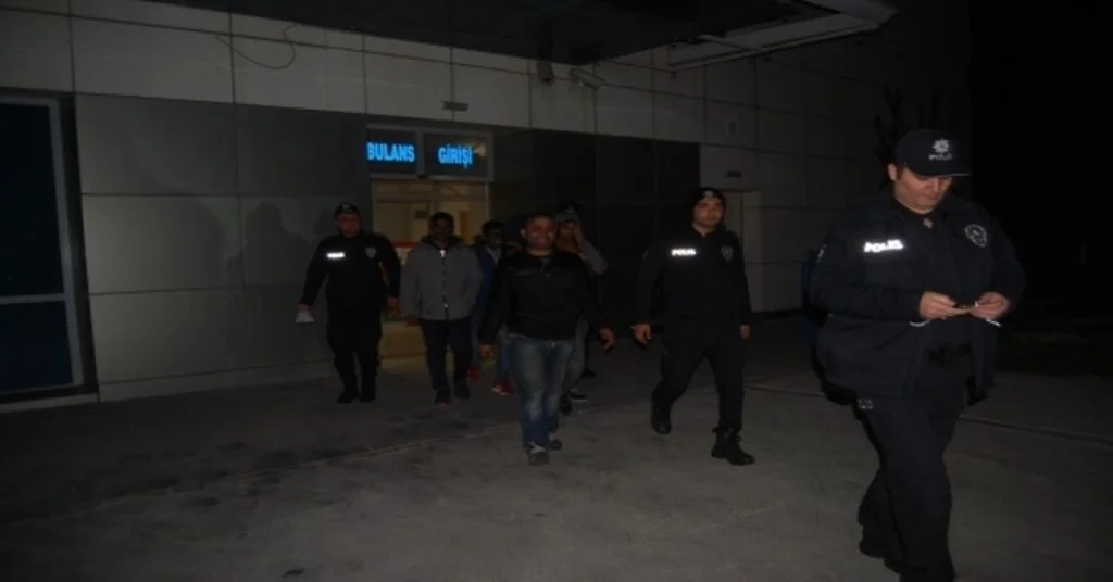 Polis Barikatını Aşamadı, 21 Kaçak Yakalandı