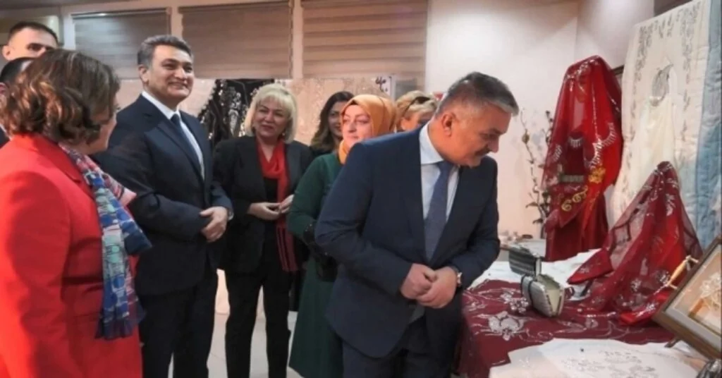 Polis Ve Protokol Eşlerinden Geleneksel El Sanatları Sergisi