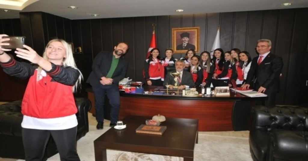 Rektör, Omünün Gururu Hentbolcuları Ağırladı