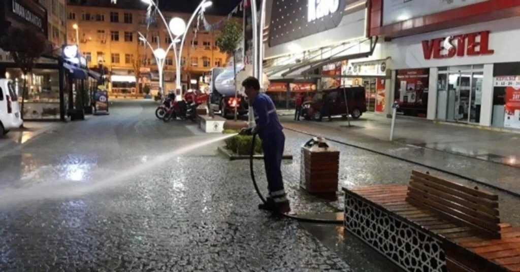 Rizede Sokaklar Köpükle Yıkanıyor