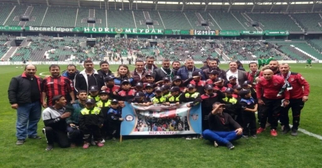 Roman Çocuklar, Polis Üniforması Giyip Futbolcularla Sahaya Çıktılar