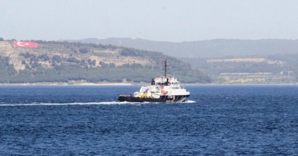 Rus Askeri Römorkörü Boğazdan Geçti