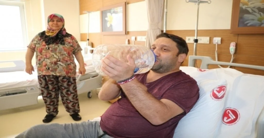 Sağlığına Kavuşunca 5 Litrelik Bidonla Kana Kana Su İçti