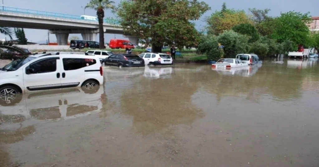 Salihlide Yarım Saatlik Yağmur Hayatı Felç Etti