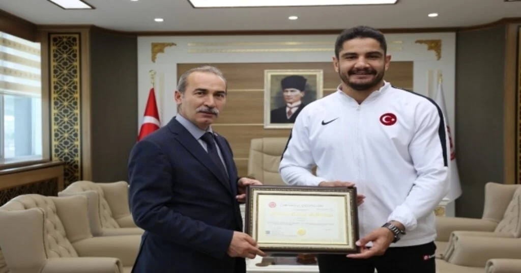 Şampiyon Taha Akgül Yüksek Lisans Diplomasını Aldı