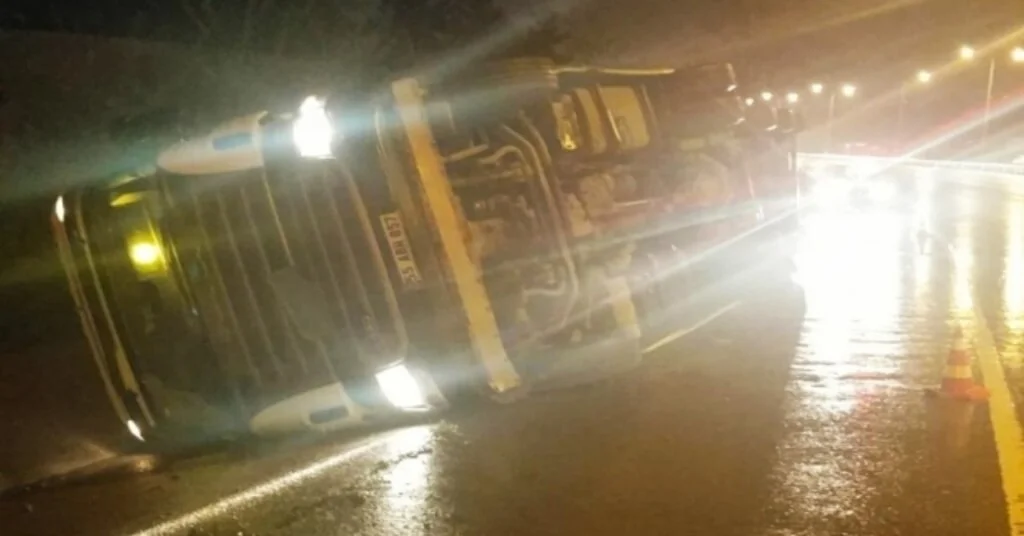 Samsunda Tır Devrildi: 1 Yaralı