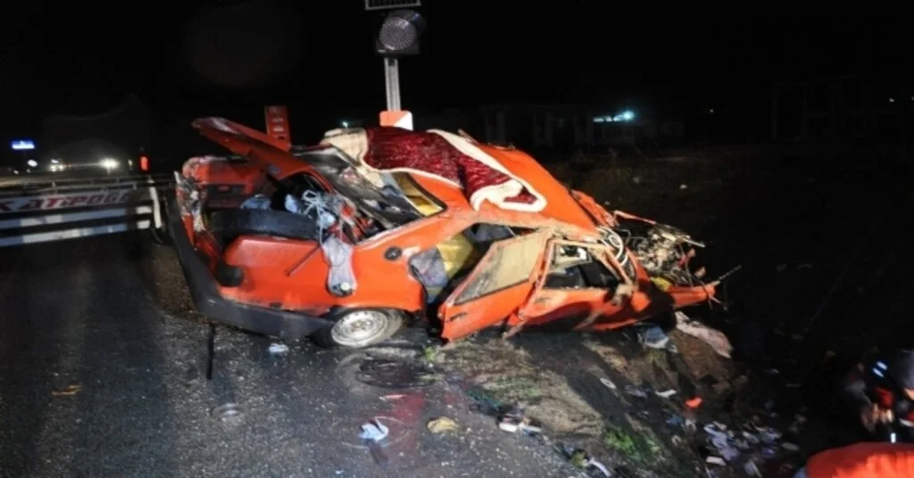 Sandıklıda Trafik Kazası Üç Kişi Ağır Yaralandı