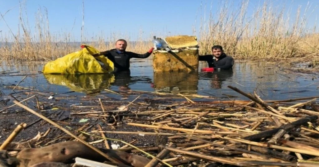Sapanca Gölünden Aralarında Buzdolabı Ve Küvetin Bulunduğu 2 Kamyon Çöp Çıktı