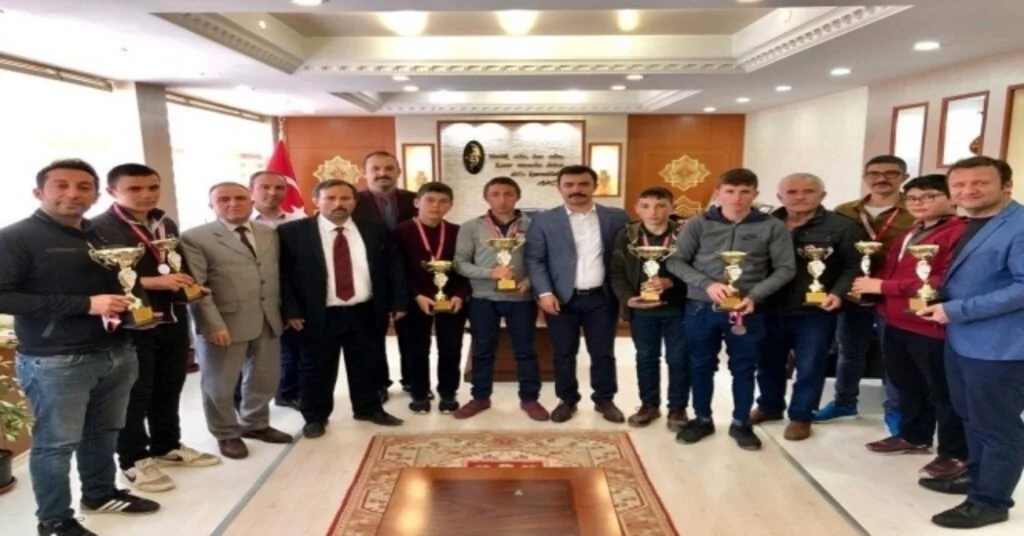 Sarıoğlanda Başarılı Olan Sporcu Öğrencilere Ödül Verildi