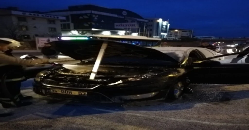 Seyir Halindeki Otomobilde Çıkan Yangın Paniğe Neden Oldu