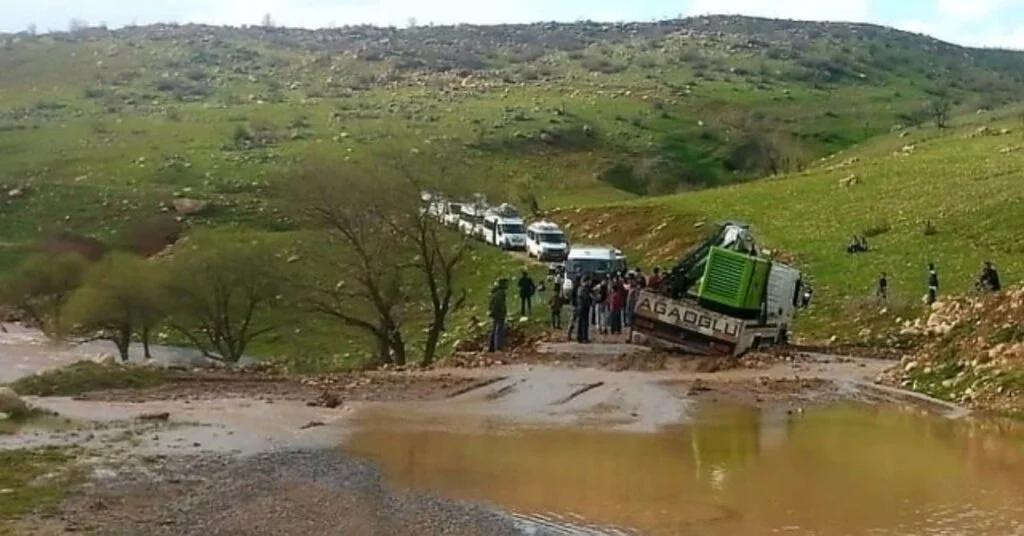 Siirtte Bir Araç Yolda Biriken Suda Mahsur Kaldı