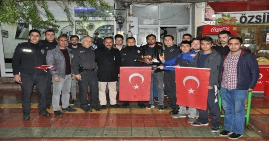 Siirtte Kavga İhbarı Alan Polislere Sürpriz Yapıp Pasta Kestiler