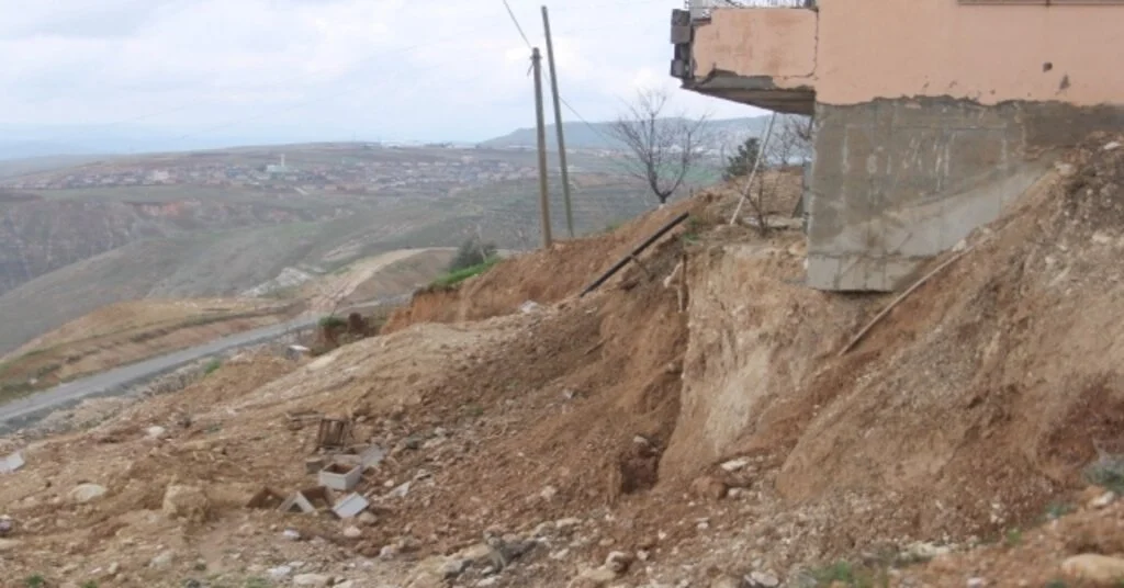 Siirtte Meydana Gelen Heyelanda Arı Kovanları Göçük Altında Kaldı