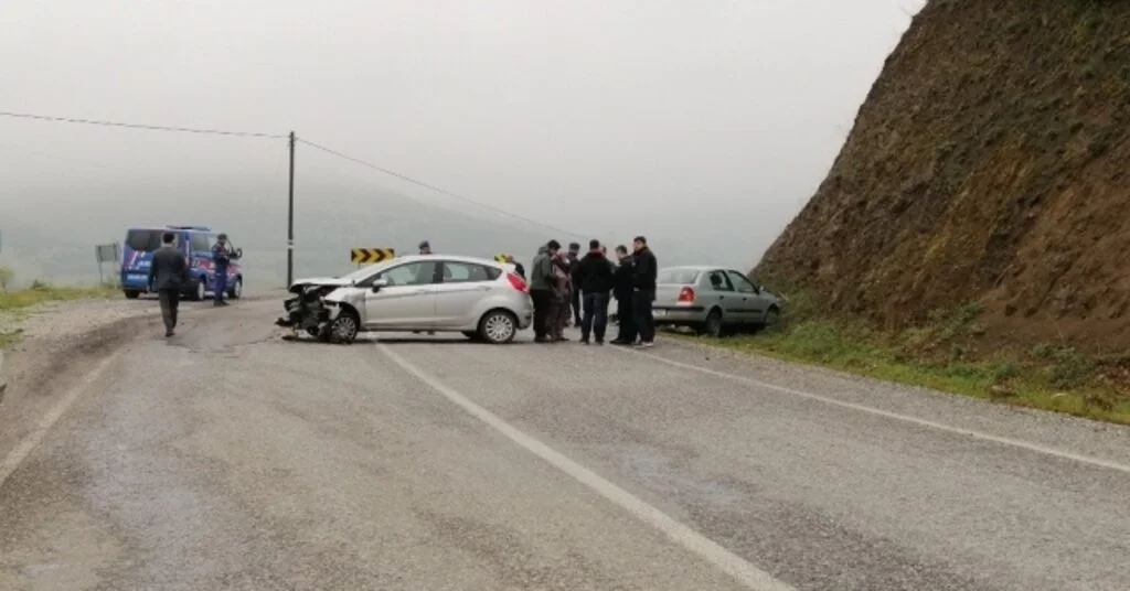 Sındırgıda Yağmurla Gelen Kaza: 5 Yaralı