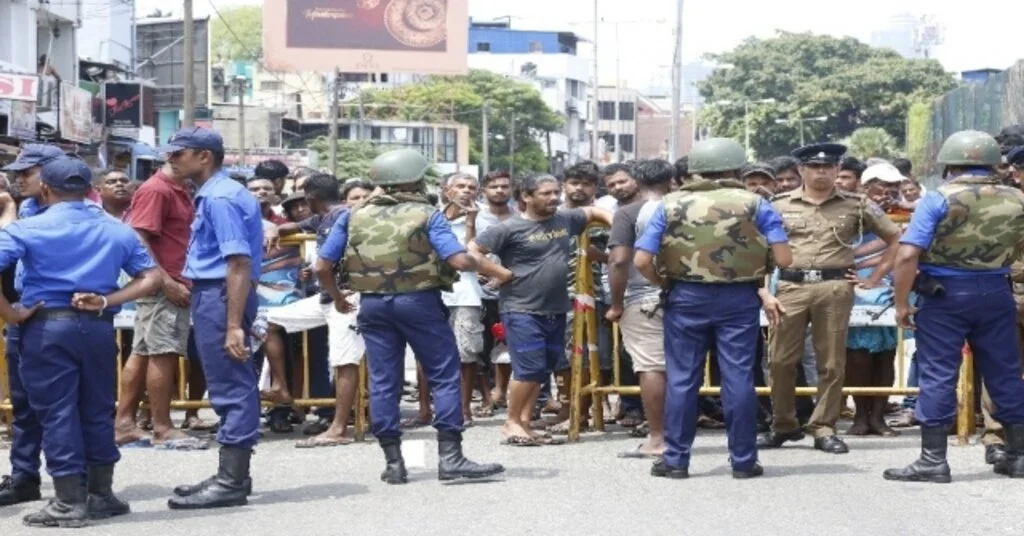 Sri Lankanın Başkenti Colombo İle Batticaloa Ve Negombo Şehirlerinde 3 Kilise Ve 3 Otelde Meydana Gelen Patlamalarda Ölü Sayısının 129A Yükseldiği Belirtildi.